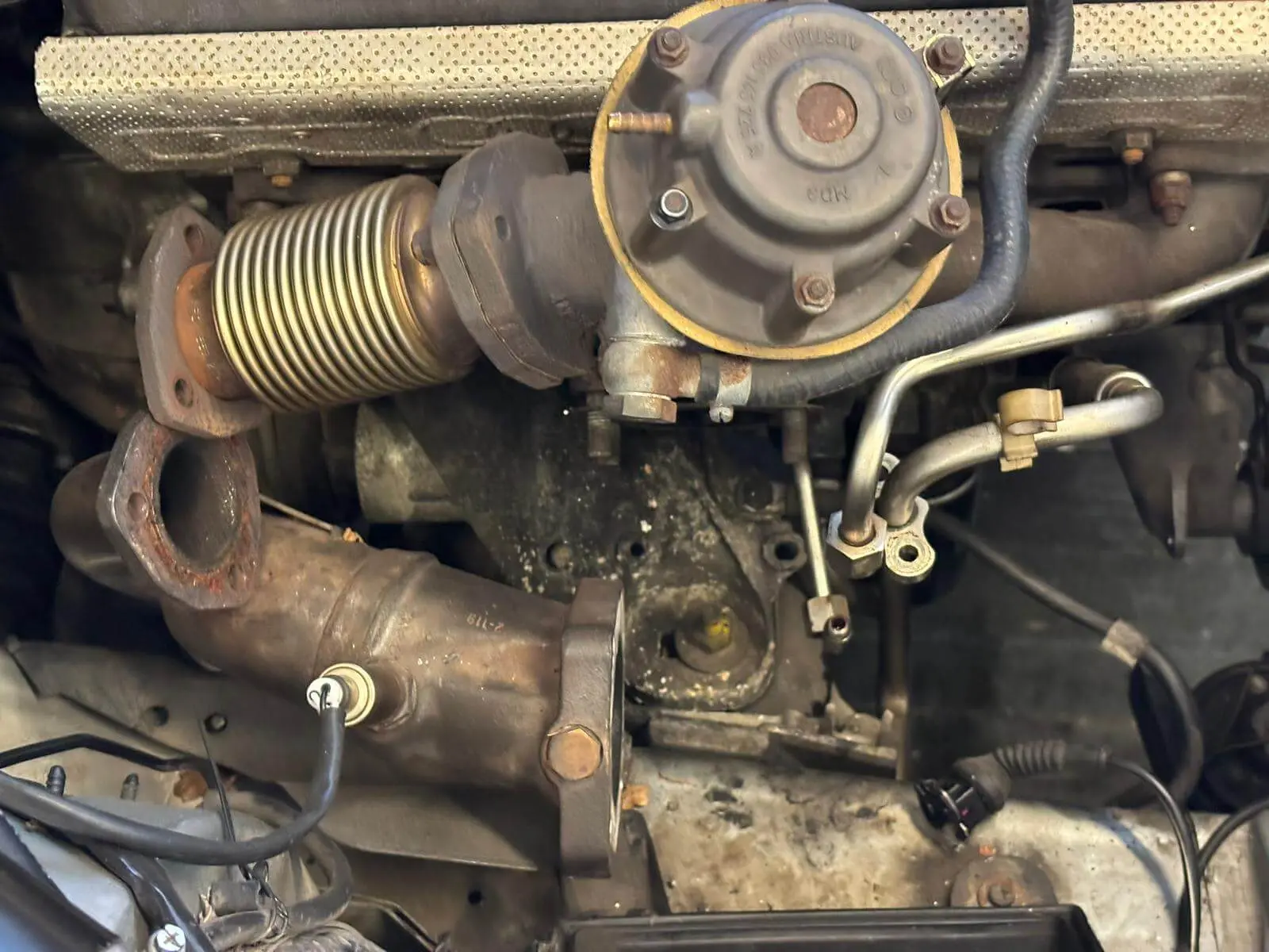 Turboładowarka Audi AAN po demontażu w warsztacie samochodowym